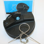 Крышка бензобака  с замком  80 мм пластик+металл с защитой и клапаном-2703  (PR-0242 / KN-084)