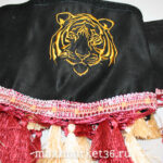 Ламбрекен УНИВЕРСАЛ грузовой ЧЁРНЫЙ с ВЫШИВКОЙ МОРДЫ ТИГРА с кисточ. (лоб.и бок окна) ПОЛЬША