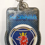 Подвеска ЦВЕТНАЯ SCANIA прямоугольная выпуклая деревянная на присоске