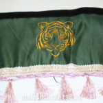 Ламбрекен УНИВЕРСАЛ грузовой ЗЕЛЁНЫЙ с ВЫШИВКОЙ МОРДЫ ТИГРА с кисточ. (лоб.и бок окна) ПОЛЬША