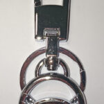 Брелок металл с карабином (руль) AUDI