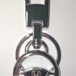 Брелок металл с карабином (руль) HONDA