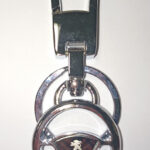 Брелок металл с карабином (руль) PEUGEOT