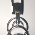 Брелок металл с карабином (руль) MITSUBISHI