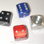 Колпачки золотника декоративные КУБИКИ цветные, металл ( компл 4 шт)