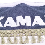 Ламбрекен с надписью "КАМАЗ" (СЕРЫЙ )с кисточ. (лоб.и бок окна)