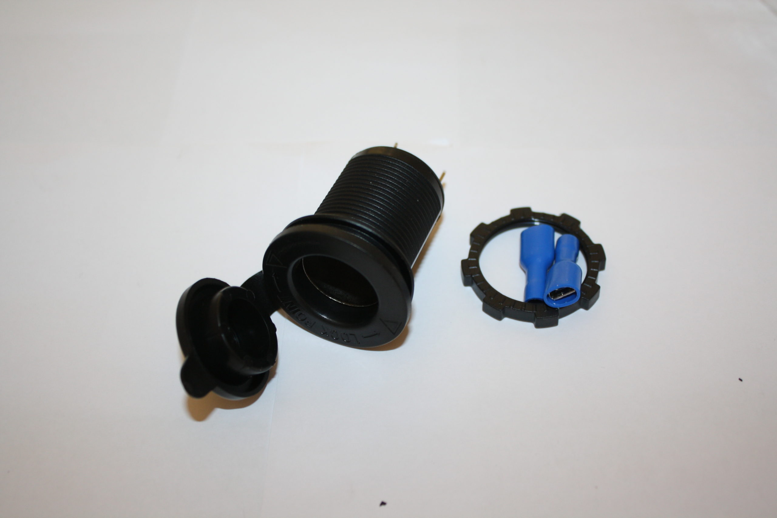 АЗУ врезное под прикуриватель c резиновой крышкой RV-040