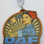 Подвеска ЦВЕТНАЯ DAF круглая выпуклая деревянная на присоске