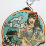 Подвеска ЦВЕТНАЯ MAN круглая выпуклая деревянная на присоске