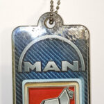 Подвеска ЦВЕТНАЯ MAN прямоугольная выпуклая деревянная на присоске