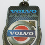 Подвеска ЦВЕТНАЯ VOLVO прямоугольная выпуклая деревянная на присоске